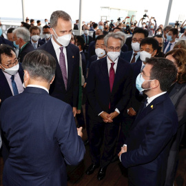 El rey Felipe VI (2i), conversa con el presidente de la Generalitat, Pere Aragonès (d), en presencia del presidente de la República de Corea del Sur, Moon Jae-in (i); el presidente del Cercle d'Economia, Javier Faus (3d); y la alcaldesa de Barcelona, Ad