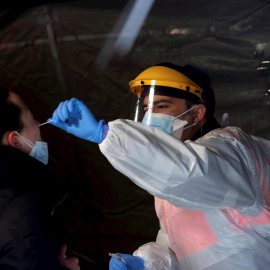 18/01/2021.- Una mujer se somete a un test de covid-19, durante el cribado masivo realizado en el campus del Bierzo, en Ponferrada.