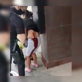 Una mujer apuñala a otra en Cartagena al grito de los migrantes "me quitan la comida".