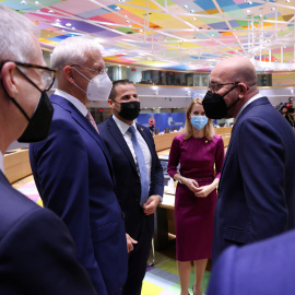 El primer ministre de Letònia, Arturs Krisjanis, de Malta, Robert Abela, i d'Estònia, Kaja Kallas, amb el president del Consell Europeu, Charles Michel, durant la cimera de líders de l'octubre del 2021 a Brussel·les.