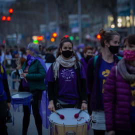 07/03/2022. Varias mujeres participan en una batukada durante una concentración con motivo del Día Internacional de la Mujer en Barcelona, a 08/03/2021.