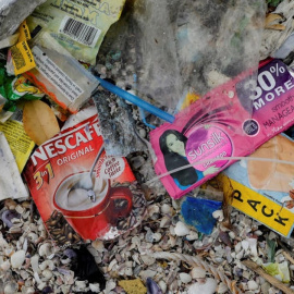 Un sobre de Nescafé y restos de basura en una playa de Filipinas.
