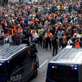 La Policía Nacional impide el acceso a la Via Laietana de Barcelona. / TONI ALBIR (EFE)