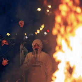 Un fuego en las inmediaciones de la plaza de Urquinaona, en Barcelona. / ENRIC FONTCUBERTA (EFE)