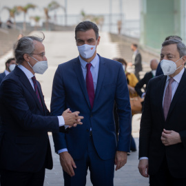 El presidente del Cercle d'Economia, Javier Faus y el presidente del Gobierno, Pedro Sánchez reciben al primer ministro italiano, Mario Draghi, a su llegada para recoger el premio Europa del Cercle en la sesión de la XXXVI Reunió Cercle d'Economia 'Pre