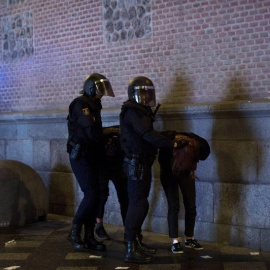 La Policía Nacional detiene a dos jóvenes en el centro de Madrid, después que cientos de manifestantes hayan tratado de cortar Gran Vía una vez finalizada una marcha de 4.000 personas que este sábado ha pedido la "amnistía de todos los presos polít