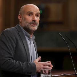 22/11/2021.- El diputado del Bloque Nacionalista Galego (BNG), Néstor Rego, interviene en la sesión plenaria del Congreso de los Diputados celebrada este lunes en Madrid. EFE/ Kiko Huesca