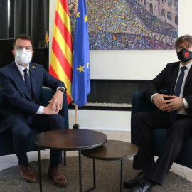 El president Pere Aragonès i Carles Puigdemont dins la Casa de la República, a Waterloo el 18 de juny de 2021