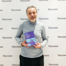 Xoán Abeleira amb el recull de la poesia de Sylvia Plath a les mans.