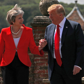 Donald Trump y Theresa May se saludan antes de su encuentro en la residencia de Chequers. /REUTERS