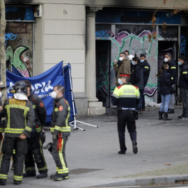 Varios mossos d'Esquadra y bomberos trabajan en el edificio donde se ha producido un incendio con víctimas mortales, en la Plaza de Tetuán, a 30 de noviembre de 2021, en Barcelona, Catalunya, (España).