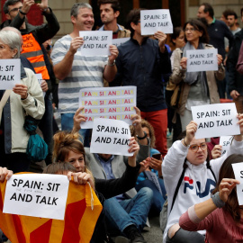 21/10/2019 - Un millar de personas se concentra ante la Delegación del Gobierno para pedir diálogo a Sánchez. / REUTERS - ALBERT GEA