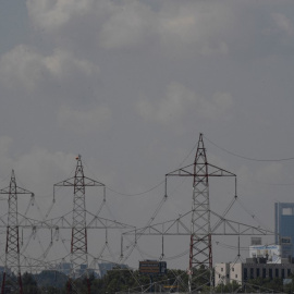Fotografía de varias torres eléctricas tomadas desde San Sebastián de los Reyes, Madrid.