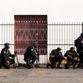 Miembros de las Fuerzas Especiales de Nicaragua se resguardan en los alrededores de una iglesia de Masaya durante los enfrentamientos con las fuerzas opositoras al Gobierno. REUTERS/Oswaldo Rivas