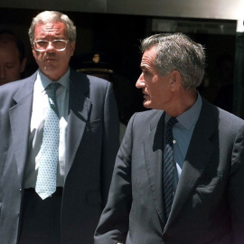 El exministro de Interior Jose Barrionuevo y el ex secretario de Estado de Seguridad Rafael Vera, a la salida del Tribunal Supremo después de una de las sesiones del juicio por los GAL, en junio de 1998. AFP/Dominique Faget