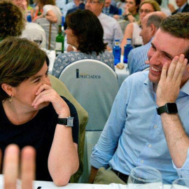 Fotografía facilitada por el Partido Popular de sus candidatos a la presidencia del partido, Soraya Sáenz de Santamaría y Pablo Casado en una reciente cena del partido. (EFE)