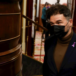 25/11/2021.- El portavoz de ERC, Gabriel Rufián, durante el pleno celebrado este jueves en el Congreso. El proyecto de ley de Presupuestos Generales del Estado de 2022 del Gobierno de coalición quedará aprobado este jueves en el Congreso con el apoyo d