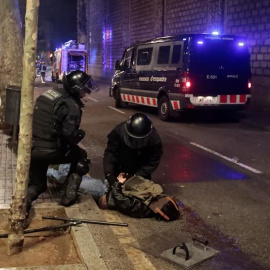 Mossos d'esquadra detienen a un manifestante en las Ramblas de Barcelona. - EFE