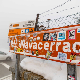 Un cartel indica la llegada al Puerto de Navacerrada, a 1 de diciembre de 2021, en Cercedilla, Madrid.