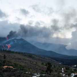 El volcán de Cumbre Vieja, en La Palma, desde el mirador de Tajuya a primera hora de este jueves.