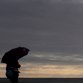 20/10/2019.- Una persona pasea por la playa de la Malvarrosa, València.(DANA)
