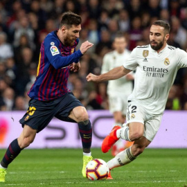 El defensa del Real Madrid Dani Carvajal ante el delantero argentino del FC Barcelona Lionel Messi durante un Barcelona-Real Madrid. - EFE