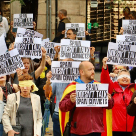 Concentració de Pícnic per la República i l'ANC per la reunió d'España Global amb cònsols de Barcelona. ANC