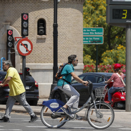 Un termómetro que marca los 34 grados centígrados en València, a 17 de junio de 2024.