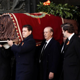 24/10/2019.- El nieto de Francisco Franco, Luis Alfonso de Borbón (i) lidera la comitiva familiar con los restos del dictador tras su exhumación del Valle de los Caídos y antes de su trasladado al cementerio de El Pardo-Mingorrubio para su reinhumació