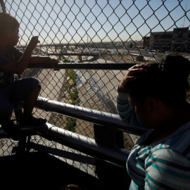 Una familia migrante, en la frontera de Ciudad Juárez esperando para entrar a EEUU. REUTERS/José Luis González