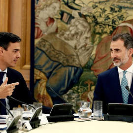 Pedro Sánchez, con el rey este lunes durante la reunión del Consejo de Seguridad Nacional. EFE/ Mariscal