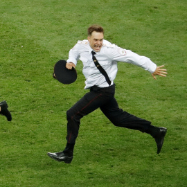 Integrantes de Pussy Riot saltaN al campo durante la final del Mundial en Rusia. / REUTERS