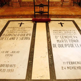 Las tumbas de Gonzalo Queipo de Llano y su esposa, en una pequeña capilla de la basílica macarena. EFE/Archivo