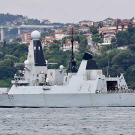 El buque inglés HMS Defender.