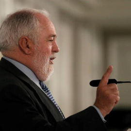 El comisario europeo de Acción por el Clima y Energía, Miguel Arias Cañete, durante su intervención, en un desayuno informativo .-EFE