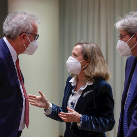 La vicepresidenta de Asuntos Económicos, Nadia Calviño, conversa con el ministro de Finanzas de Luxemburgo, Pierre Gramegna, en presencia del comisario de Economía, Paolo Gentiloni, y el ministro italiano Daniele Franco, antes del inicio de la reunión