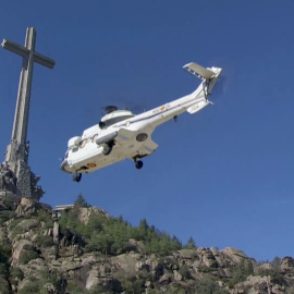 El helicóptero que ha trasladado los restos del dictador llegando al Valle de los Caídos. / Reuters