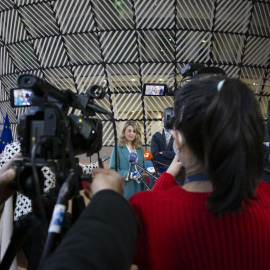 La vicepresidenta segunda del Gobierno y ministra de Trabajo y Economía Social, Yolanda Díaz, realiza unas declaraciones a los medios a su llegada a la reunión del Consejo de Ministros de Empleo de la UE, en Bruselas.