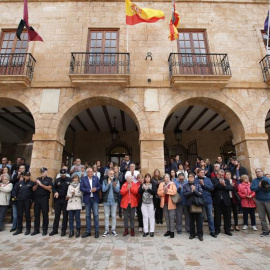 Imagen de la concentración en el Ayuntamiento de Dénia (Alicante) , que decreta un día de luto, en repulsa al crimen machista de una mujer de 44 años. - EFE