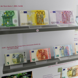 Los billetes de euro expuestos en el museo del Banco Central de Austria, en Viena. REUTERS/Heinz-Peter Bader