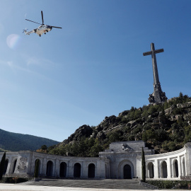Momento en el que los restos de Franco son trasladados en helicóptero tras su exhumación. / REUTERS