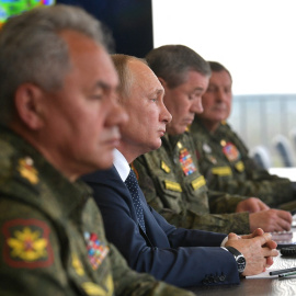 El presidente ruso, Vladimir Putin, junto al ministro de Defensa, Sergei Shoigu, en Moscú el pasado 13 de septiembre de 2021.