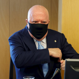 El comisario jubilado José Manuel Villarejo durante su comparecencia ante la comisión parlamentaria Kitchen, que trata de aclarar el presunto uso de fondos reservados para una operación parapolicial de espionaje a Luis Bárcenas, en el Congreso de los 