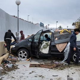 Un grupo de menores migrantes se junta en el coche donde duermen varios de ellos, en Ceuta. Los menores migrantes que llegan solos son uno de los colectivos más vulnerables e invisibilizados en España.- PEDRO ARMESTRE/SAVE THE CHILDREN