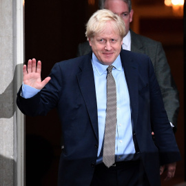 24/10/2019.- El primer ministro británico, el conservador Boris Johnson, a su salida del número 10 de Downing Street en Londres (Reino Unido)./ EFE ANDY RAIN
