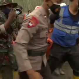 Elevan a 15 los fallecidos por la erupción del volcán Semeru en Indonesia