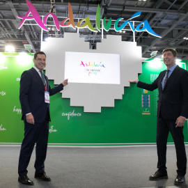 El presidente de Andalucía, Juanma Moreno (i), y el vicepresidente y consejero de Turismo, Juan Marín (d), visitan el stand de Andalucía durante la primera jornada de la WTM que se celebra en Londres, este lunes 1 de noviembre de 2021.