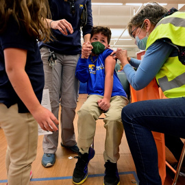 Un niño recibe la dosis de Pfizer en EEUU.