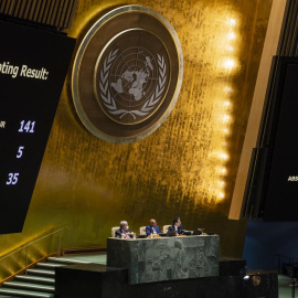 Pantallas muestran la aprobación de una resolución de condena contra la invasión rusa de Ucrania, llevada a cabo por la Asamblea General de la ONU, con el apoyo de 141 de los 193 Estados miembros de Naciones Unidas este miércoles 2 de marzo de 2022.