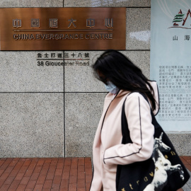 Una mujer pasa por delante de la entrada del China Evergrande Centre, en Hong Kong. REUTERS/Tyrone Siu